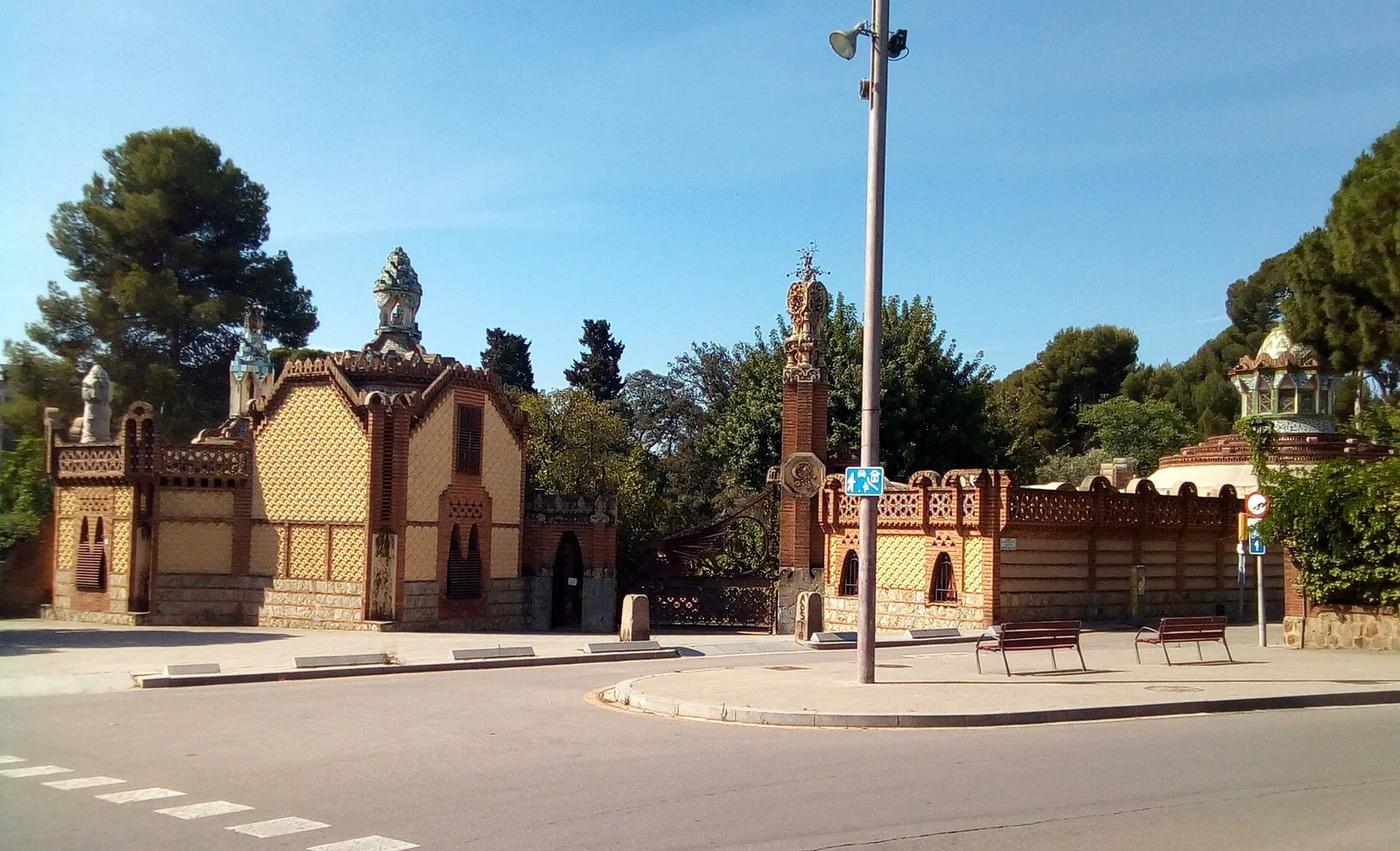 Porta Gaudí de la Facultat de Farmàcia i Ciències de l'Alimentació