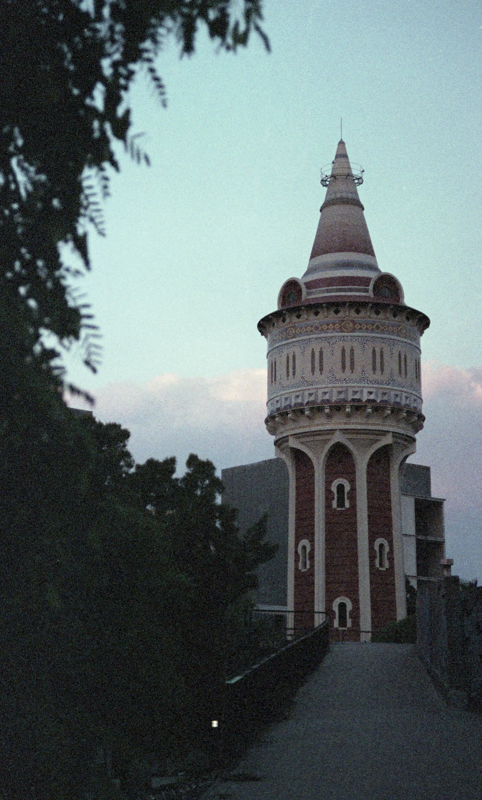 Torre de les aigües de l'antiga fàbrica de Catalana de Gas