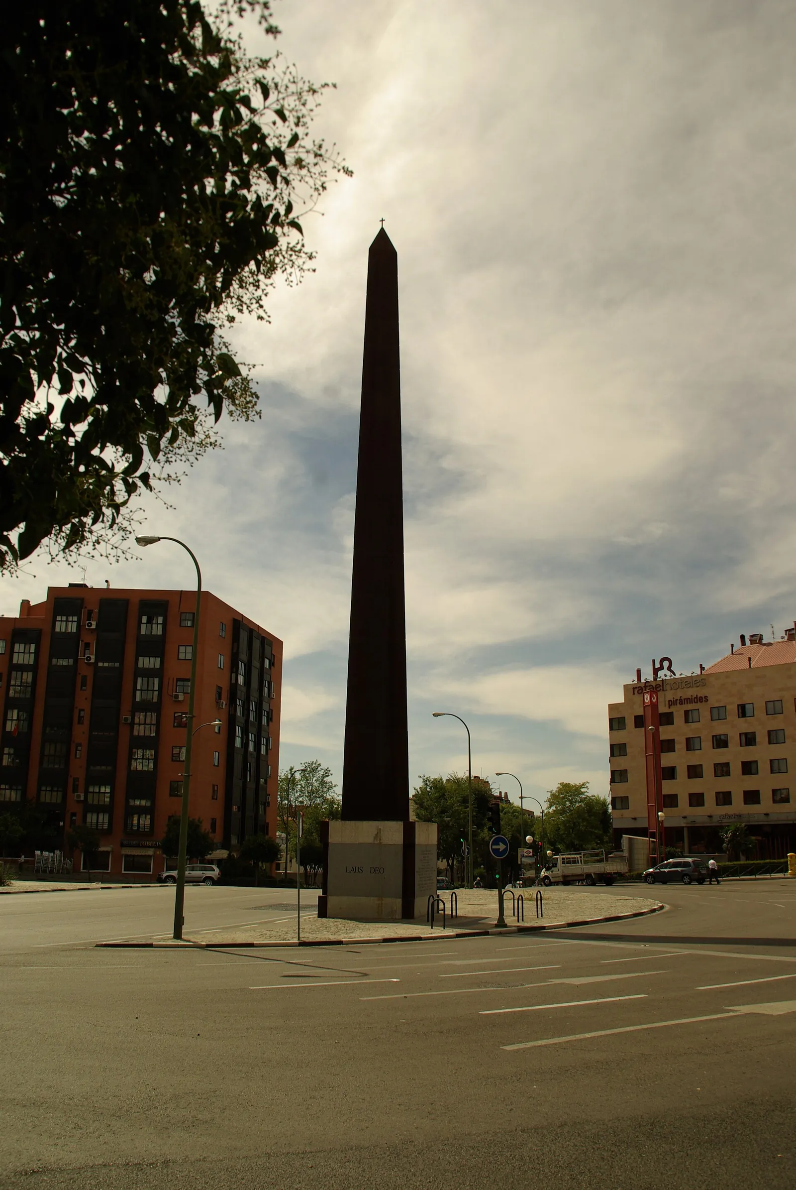 Obelisco Laus Deo II