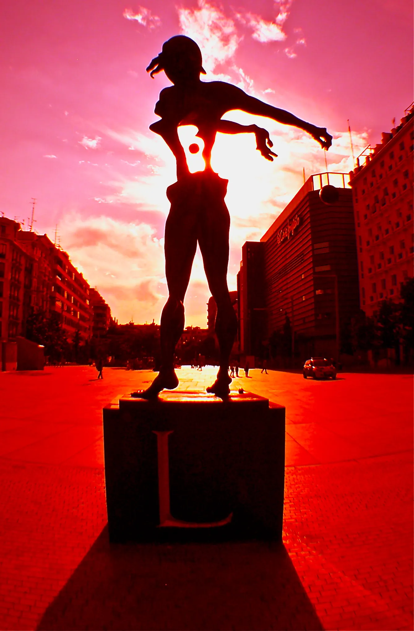 Escultura y Dolmen de Dalí