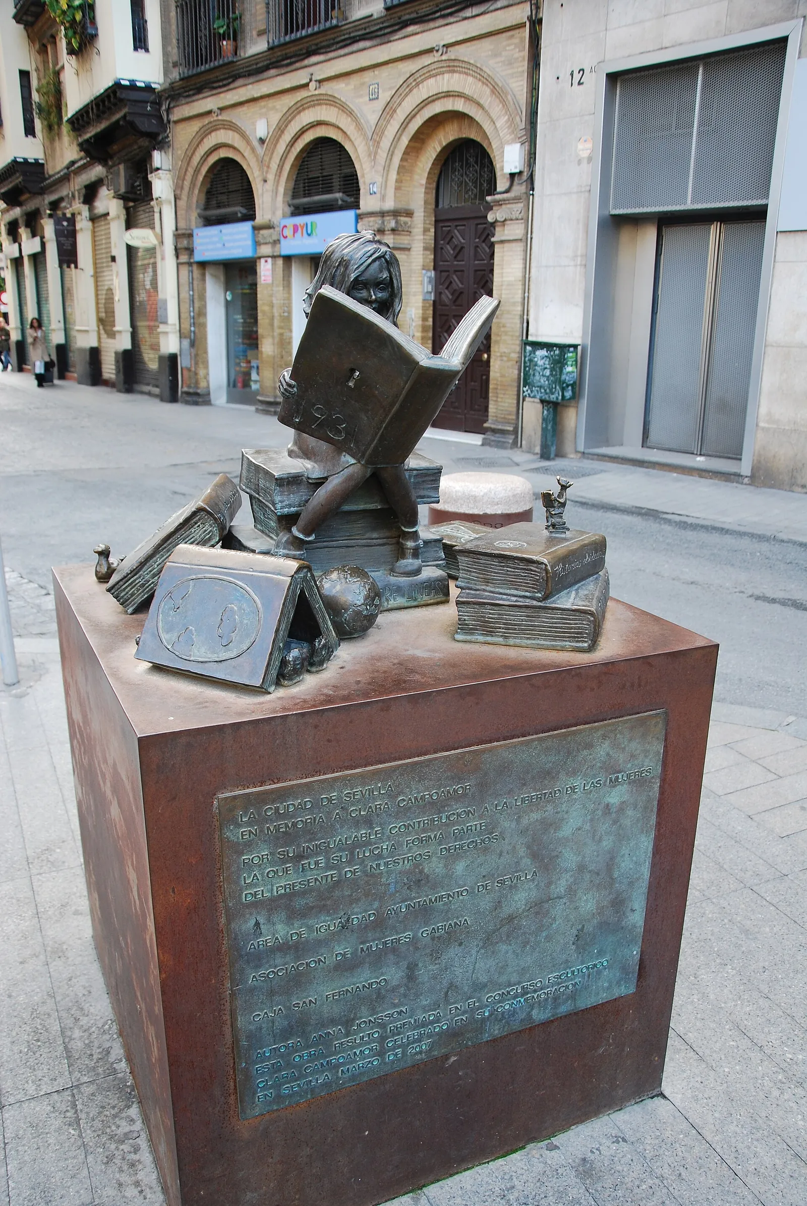 Monumento a Clara Campoamor