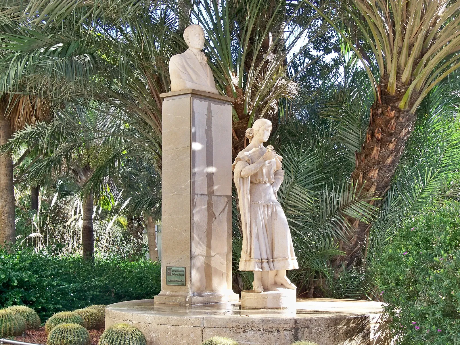 Monumento a Arturo Reyes