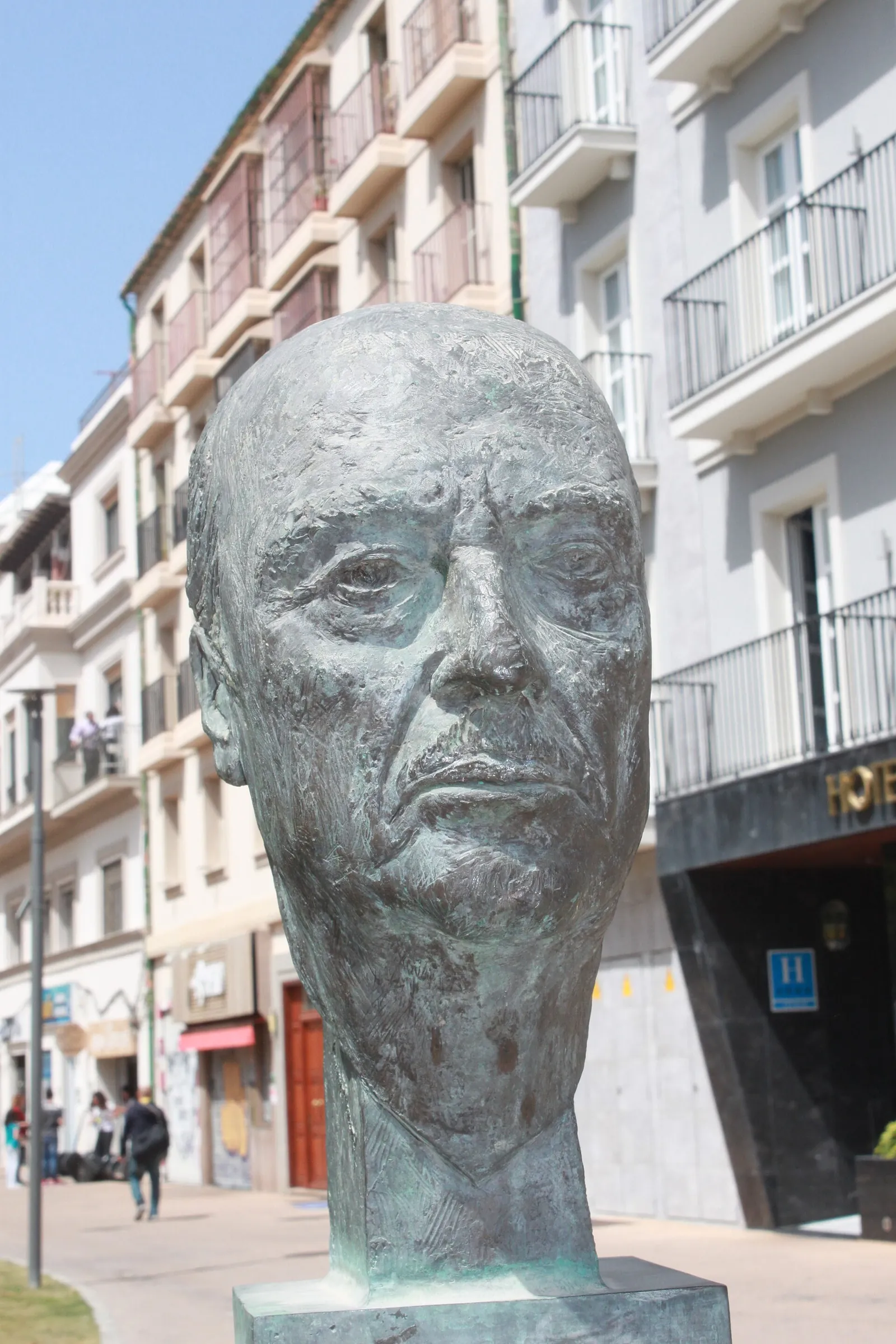 Monumento a Alfonso Canales