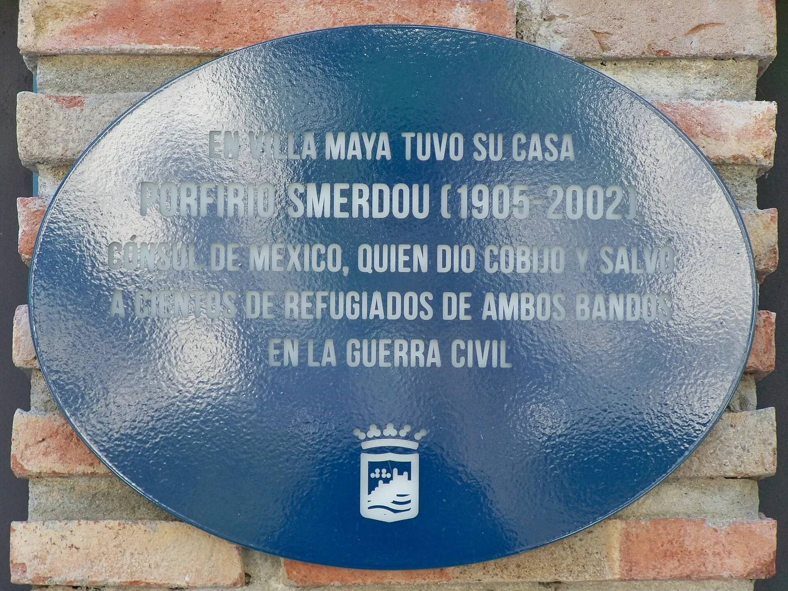 Placa a Porfirio Smerdou y Villa Maya
