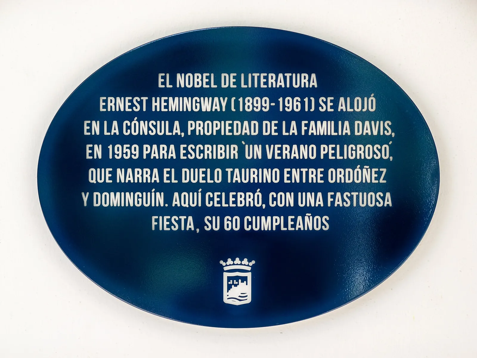 Placa a Ernest Hemingway y La Cónsula