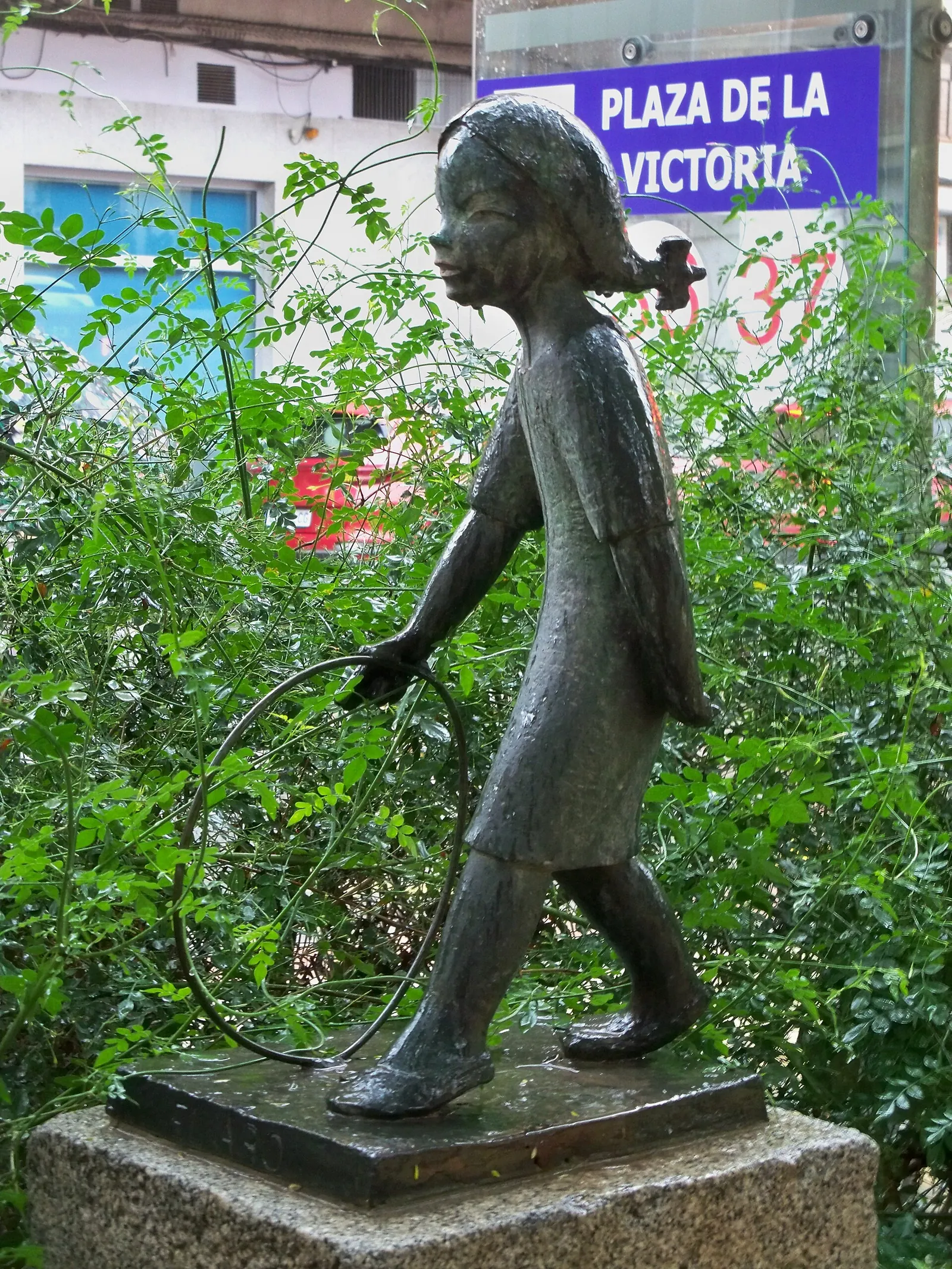 Niña con Aro