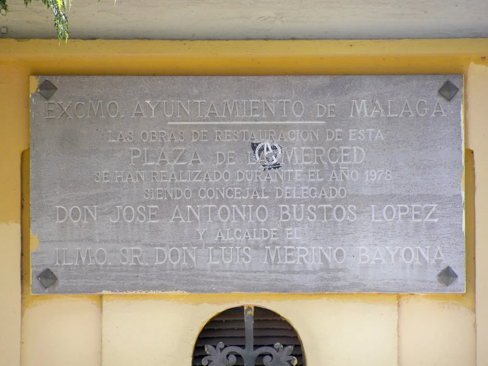 Placa a la Restauración de la Plaza de la Merced