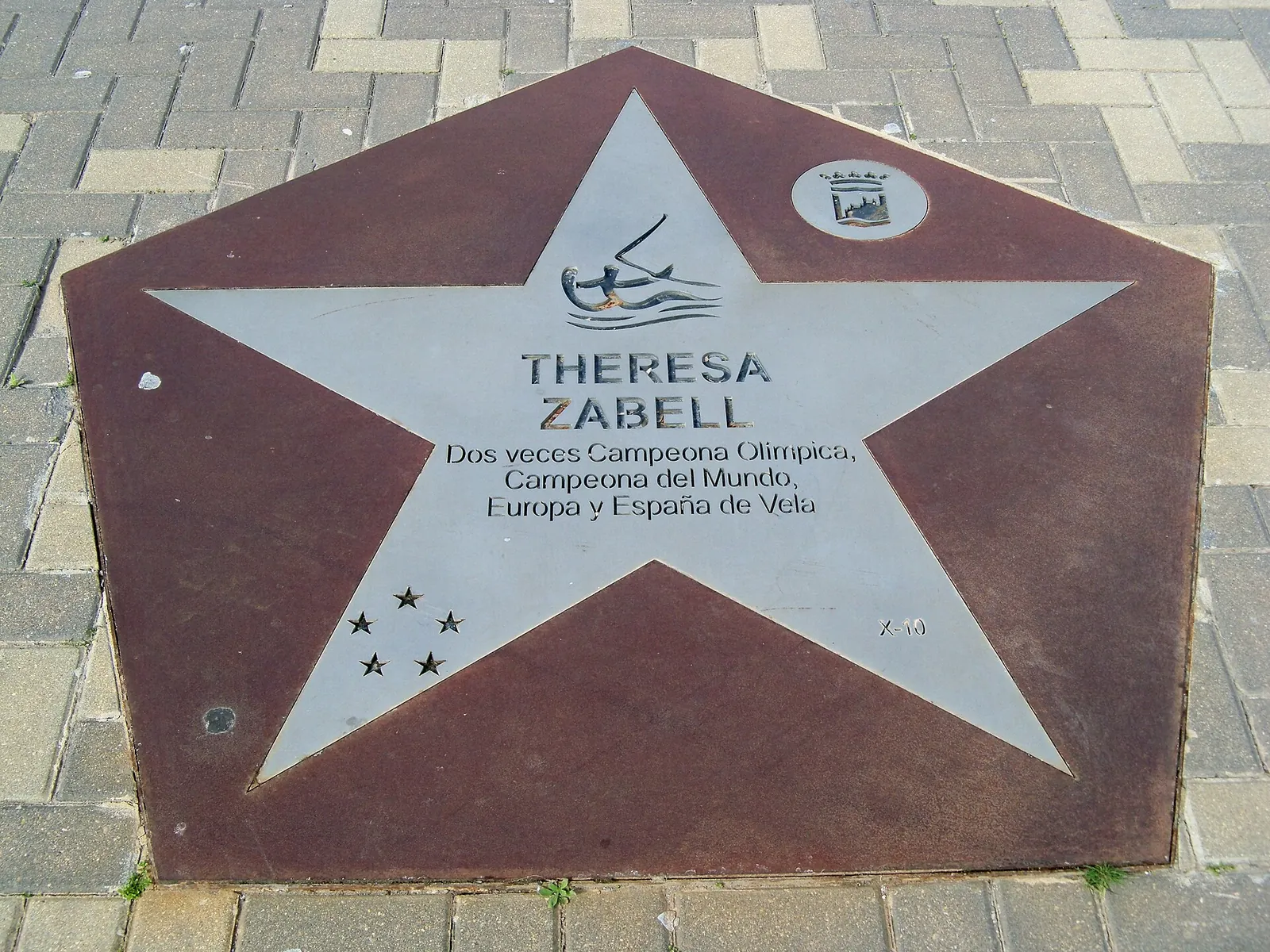 Placa a Theresa Zabell