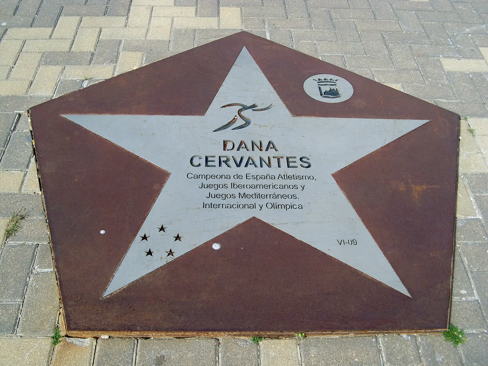 Placa a Dana Cervantes