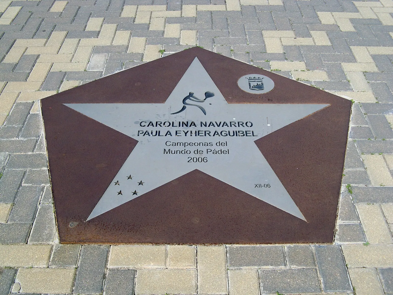 Placa a Carolina Navarro y Paula Eyheraguibel