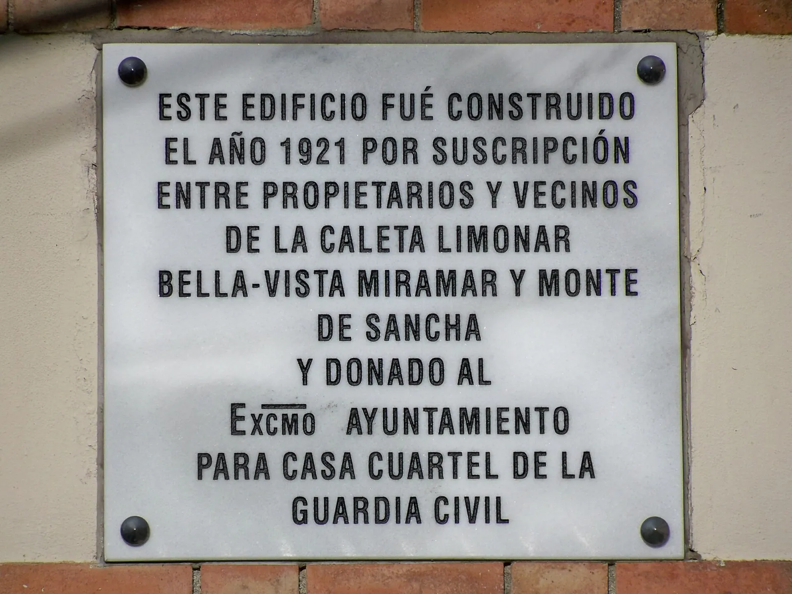 Placa a la Construcción de la Antigua Casa Cuartel de la Guardia Civil