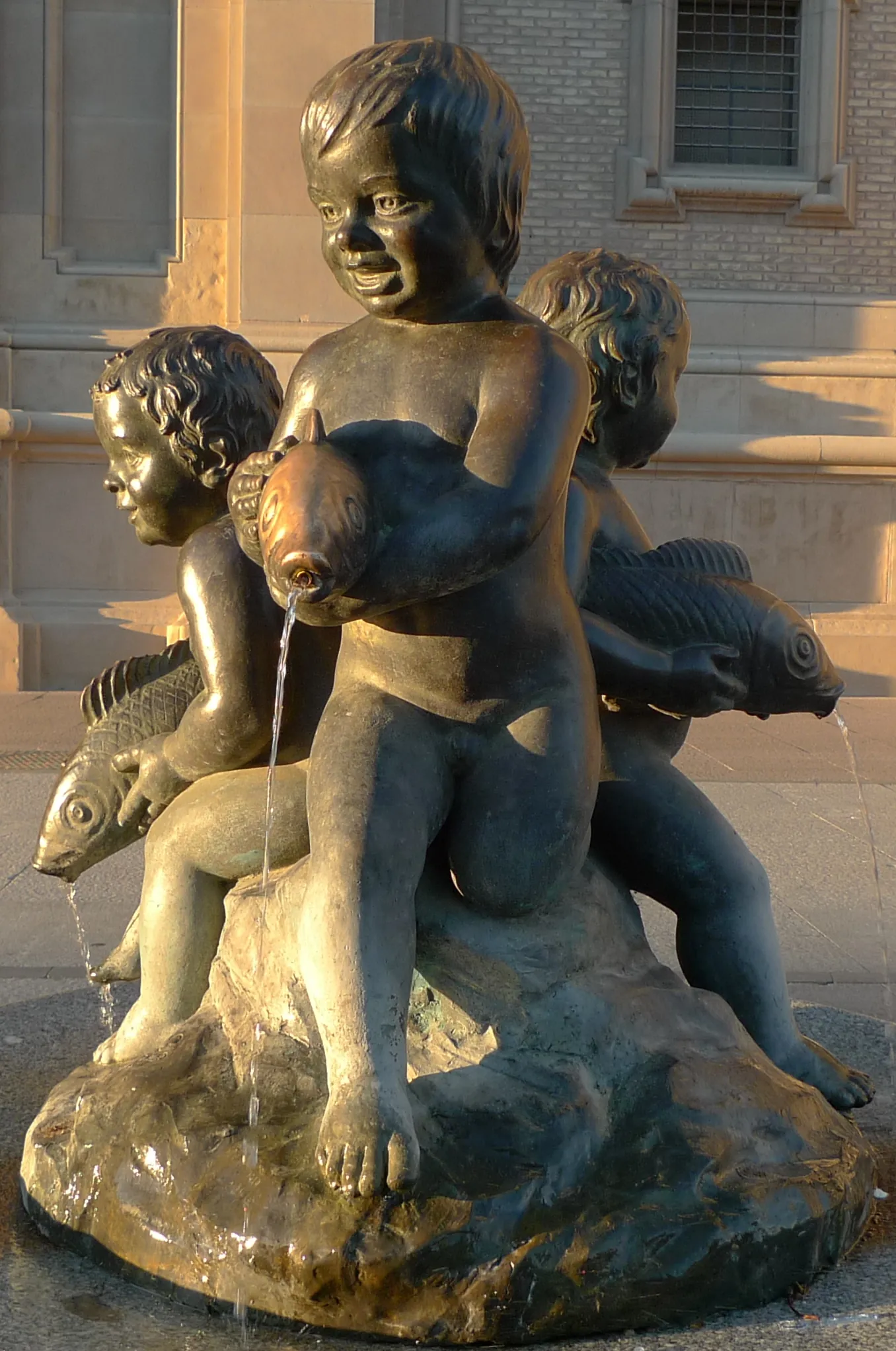Niños con peces