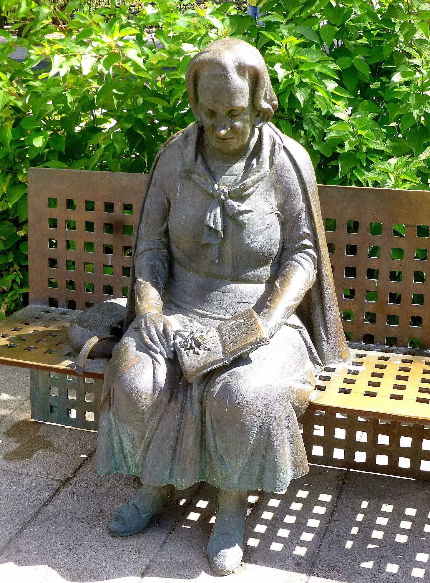 Monumento a Elena Martín Vivaldi