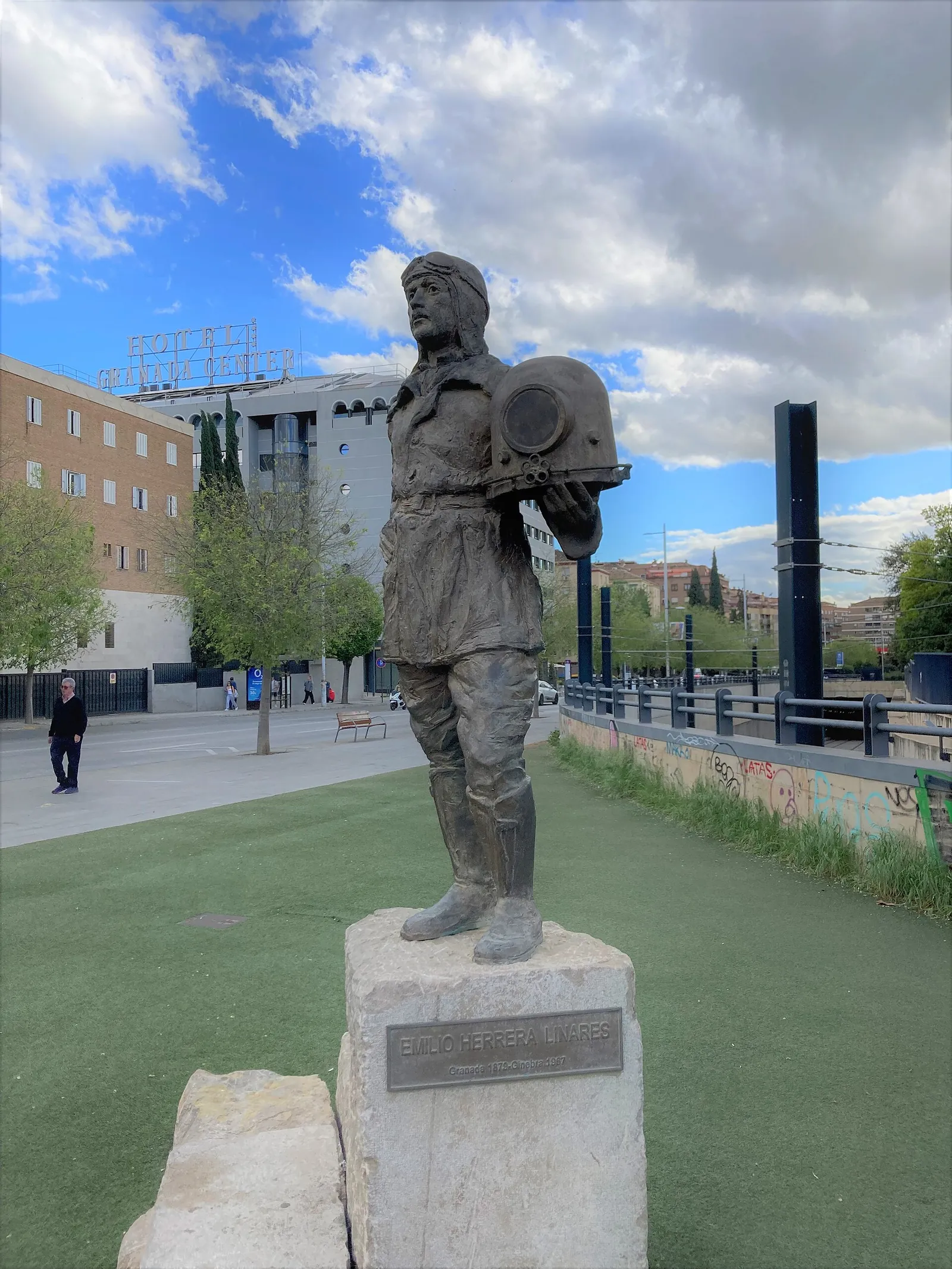 Escultura a Emilio Herrera Linares